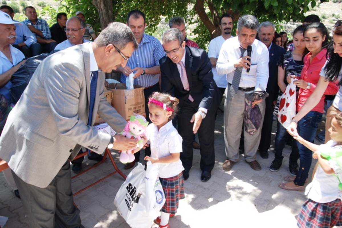 Gaziantep Lisesi Gençliğinden Köye Sevgi Köprüsü