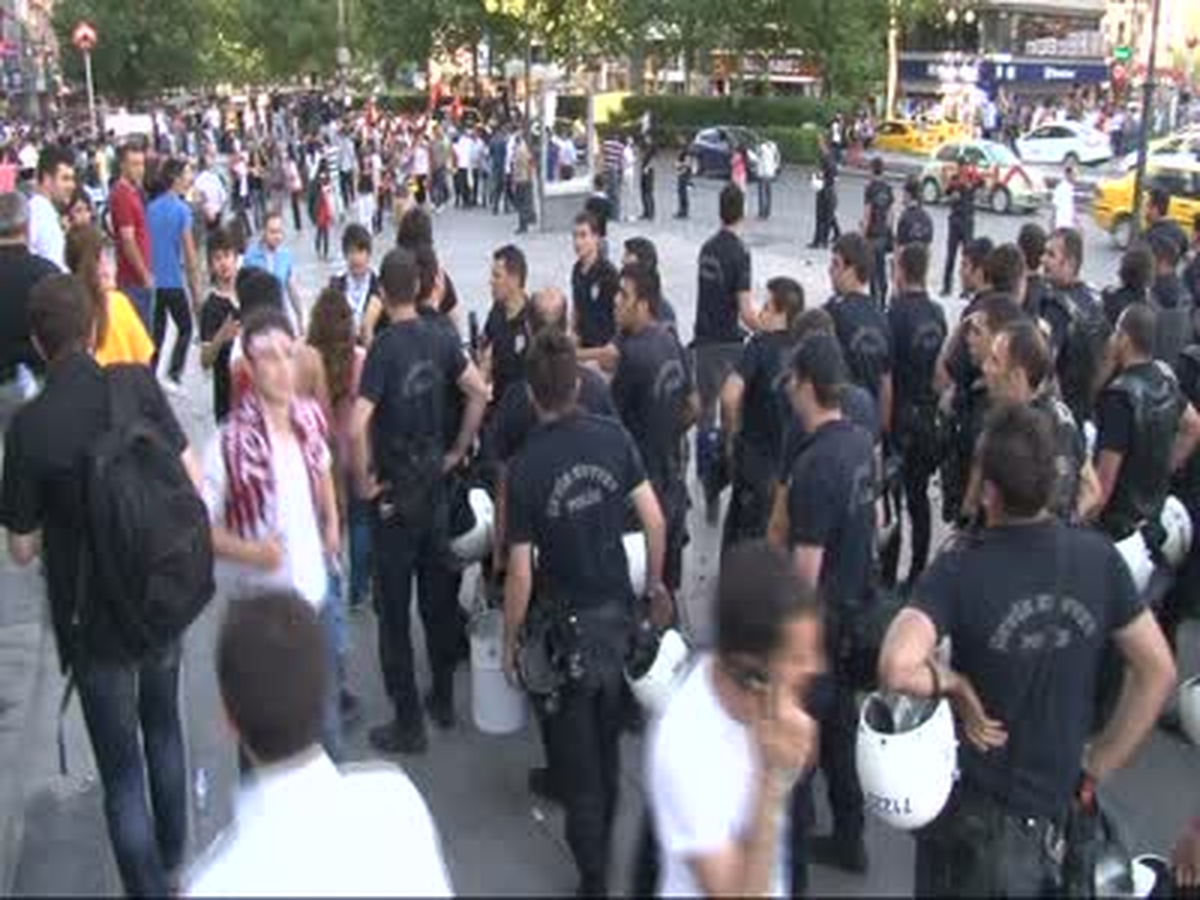Polis ve Göstericiler Birbirlerine Çiçek Verdi