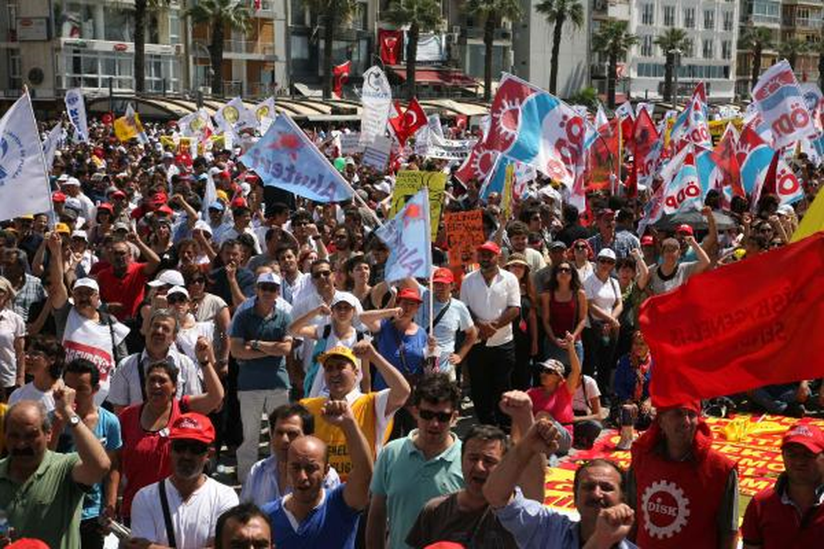 İzmir\'de İş Bırakma Eylemine Büyük Katılım