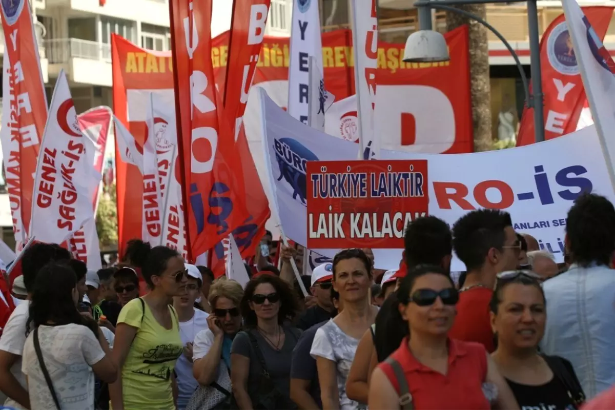 İzmir\'de Miting Başladı