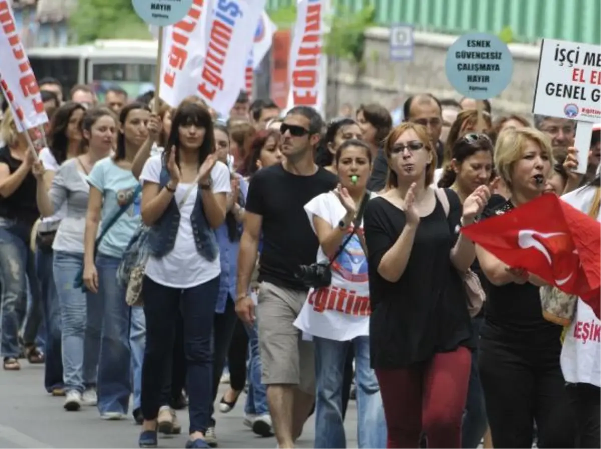 İzmit\'te İş Bırakanlar Davul ve Zurna Eşliğinde Halay Çekti