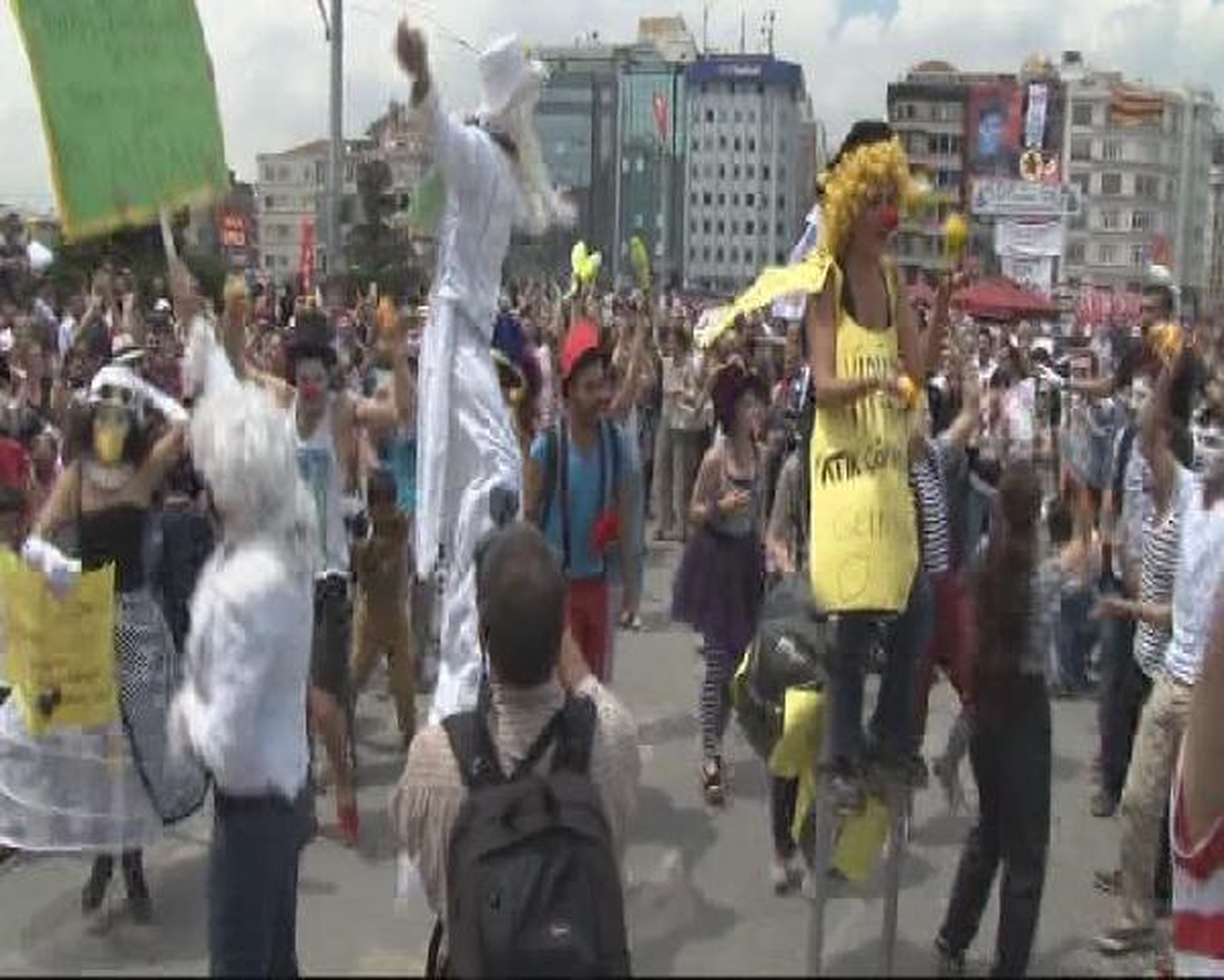 Jonglörlerden "Gezi Parkı" Gösterisi