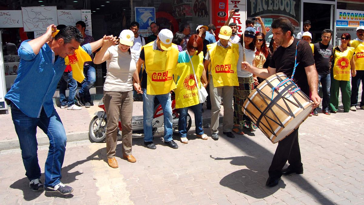 Kesk\'e Bağlı Sendikalar Grevde