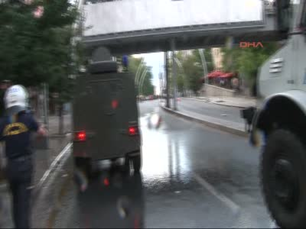 Kızılay\'da Eylemcilere Polis Müdahalesi ) Kızılay\'da Eylemcilere Polis Müdahalesi