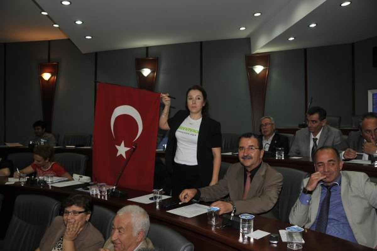 Nurhan Atalay\'dan Türk Bayraklı Protesto