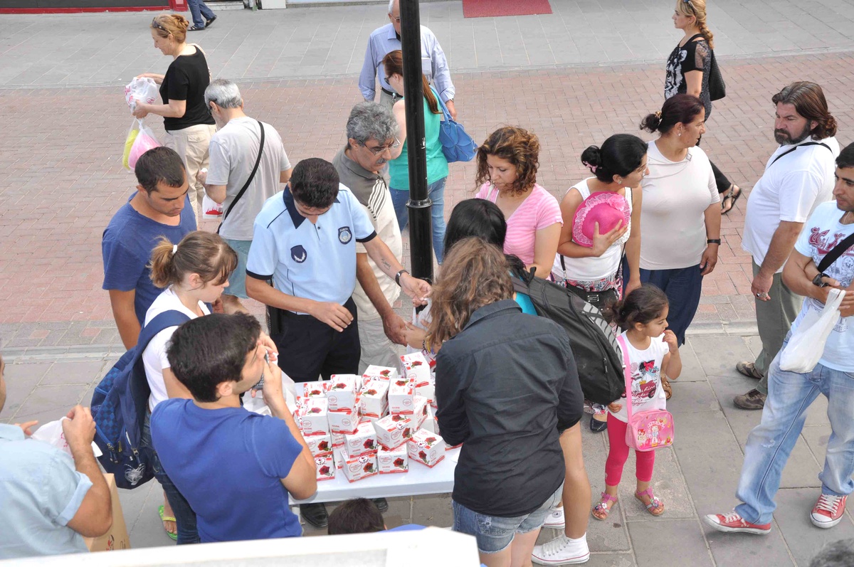 Kuşadası Belediyesi\'nden Vatandaşlara Kandil Simidi