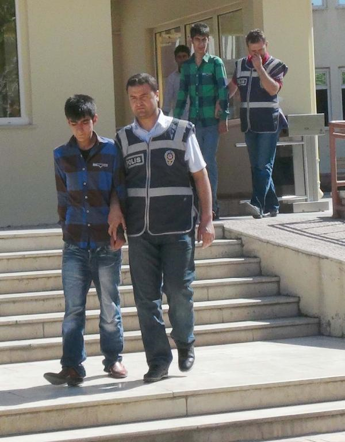 Soydukları Kuyumcunun Elini Öptüler