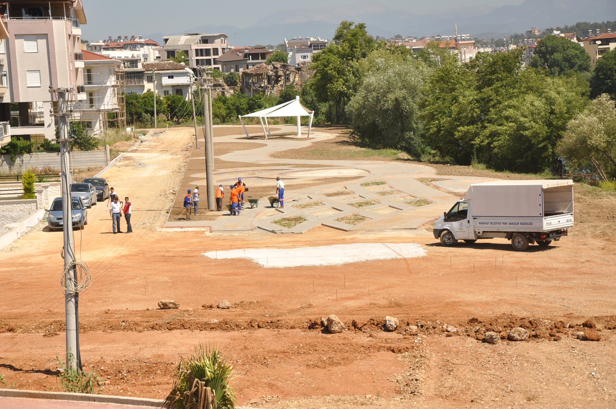 Tarihi Zindan Kalesi Önüne Ahşap Görünümlü Yaya Yolu