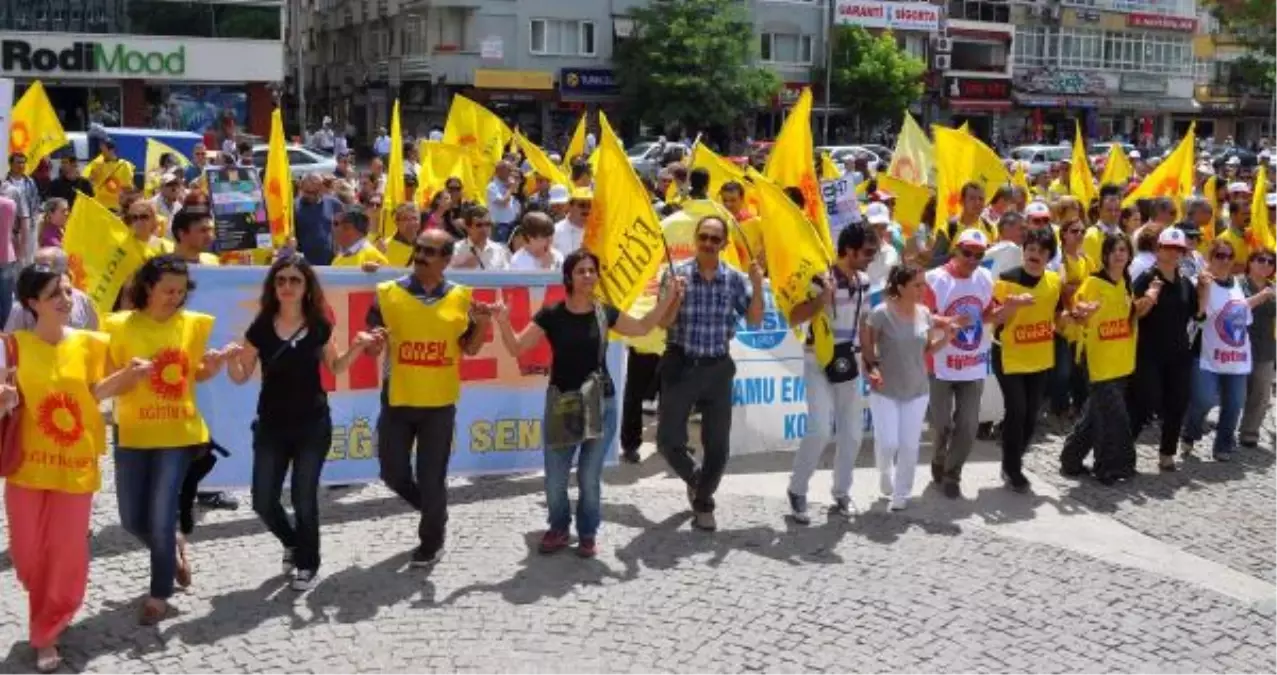 Uşak\'ta Davul, Zurna ve Halaylı İş Bırakma Eylemi