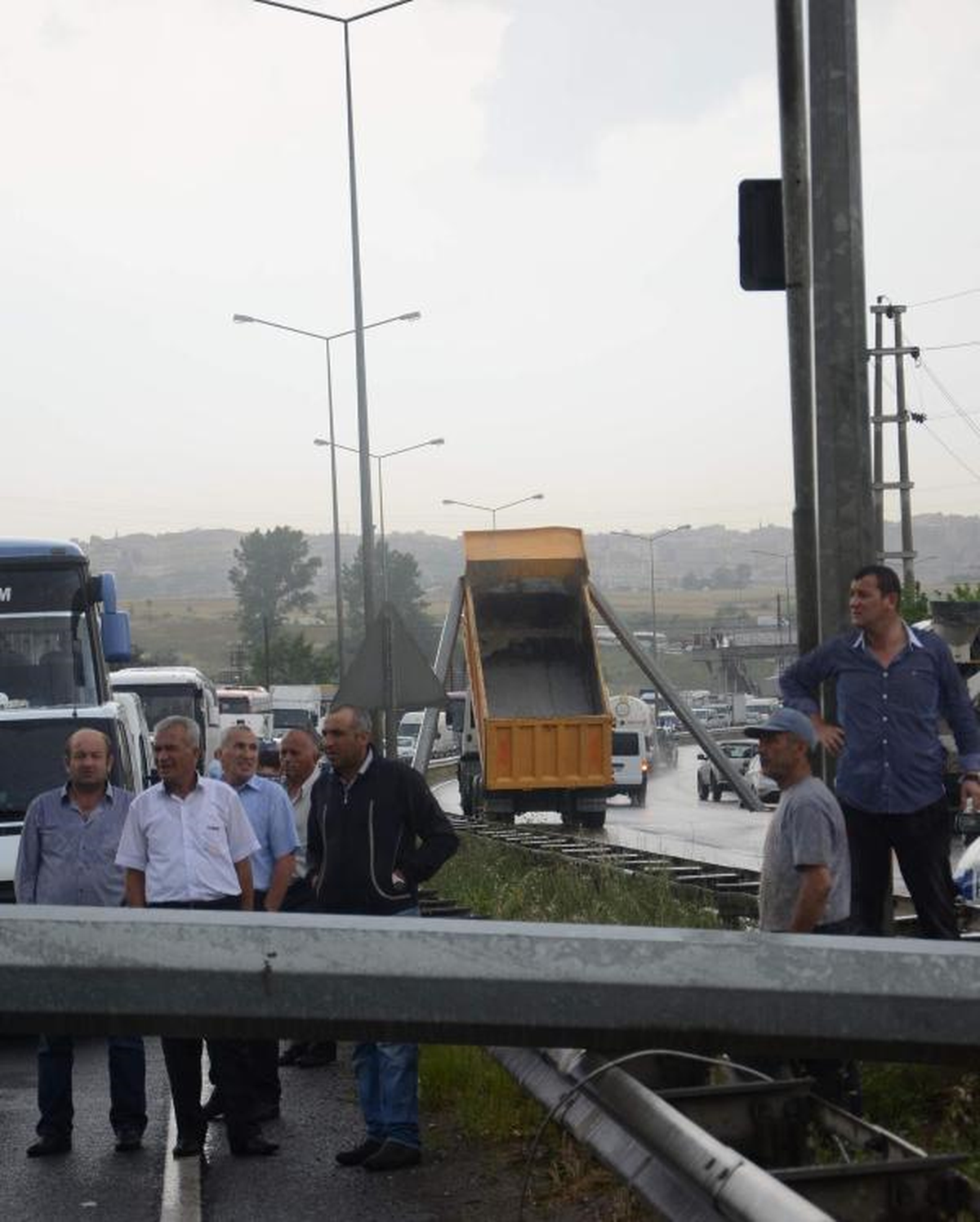 Açık Kalan Damper Mobese Direğini Devirdi