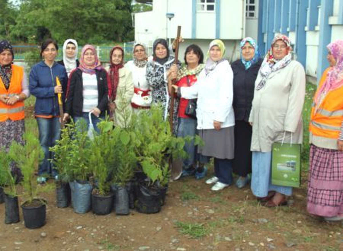 AK Parti'li Kadınlar Fidan Dikti