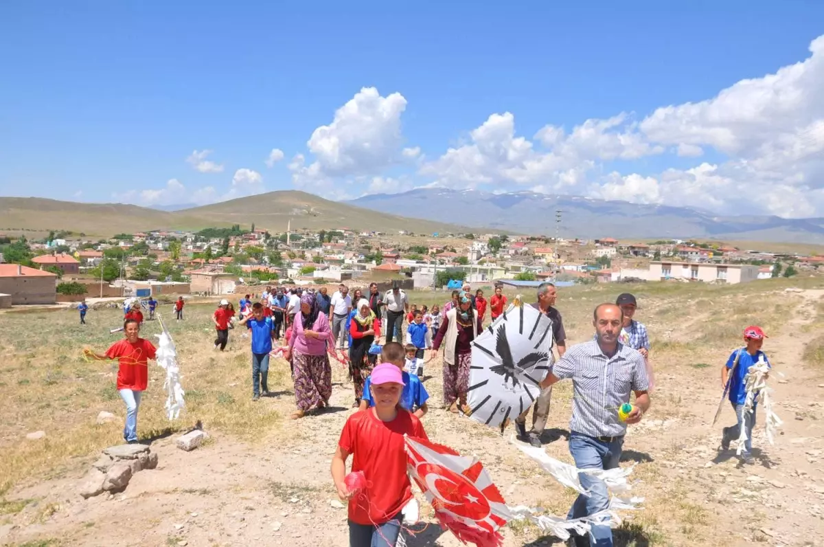 Aktaş Kasabasında Uçurtma Şenliği Düzenlendi