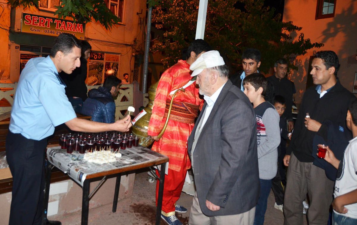 Bilecik Belediyesi\'nden Miraç Kandili\'nde Şerbet ve Lokum İkramı