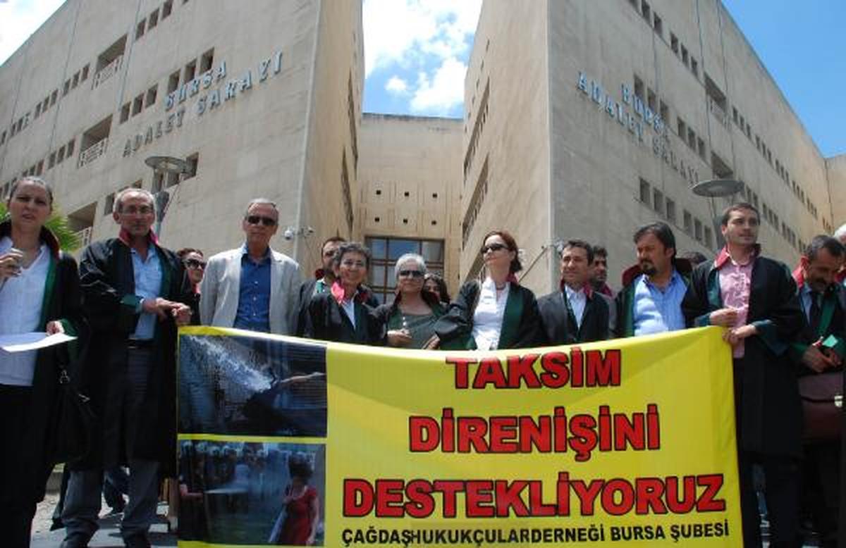 Bursa\'da Çağdaş Hukukçular\'dan Gezi Parkı Eylemlerine Destek