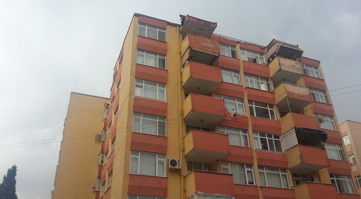 Çatıya Çıkan Şahsı Polisler Para Toplayıp İndirdi
