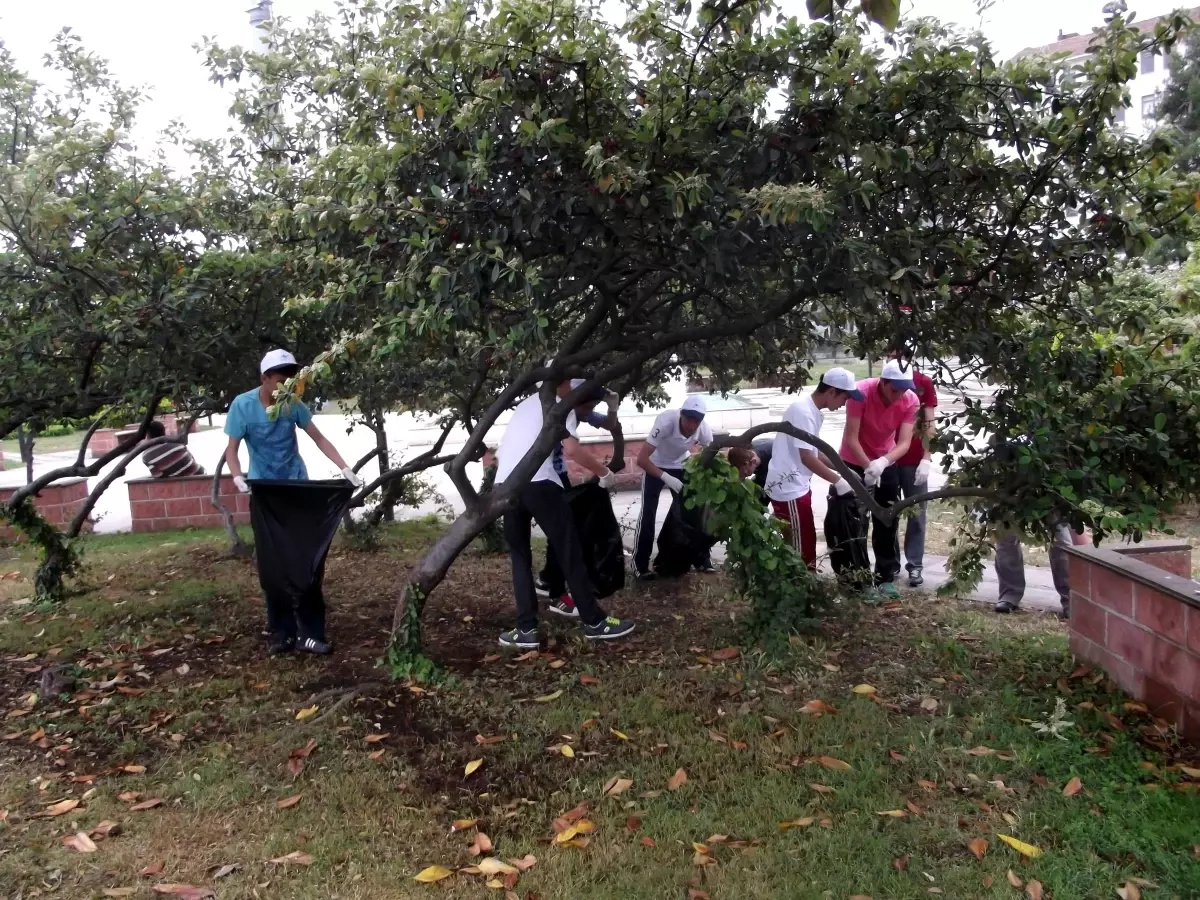 Çevreciler Çöp Topladı