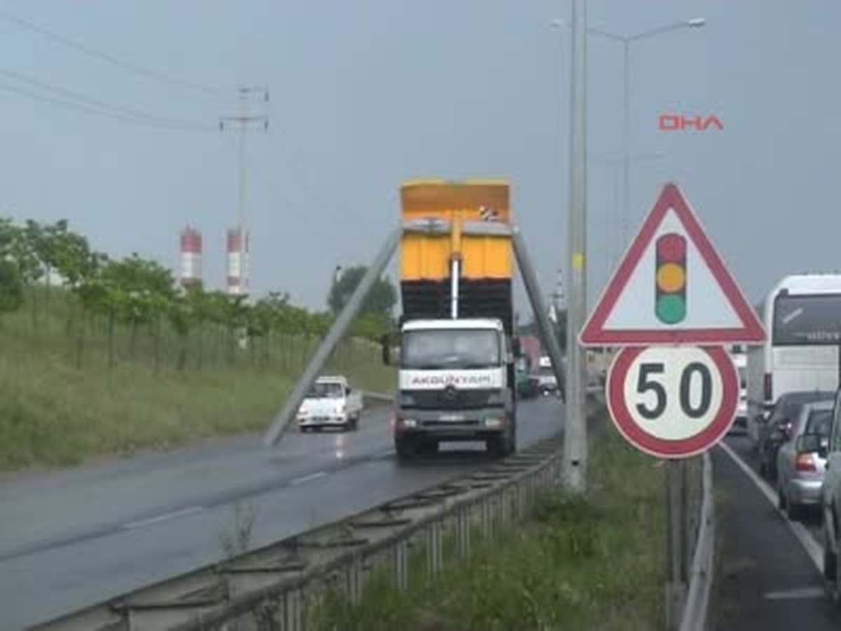 Çorlu Açık Kalan Damper Mobese Direğini Devirdi Açık Kalan Damper Mobese Direğini Devirdi