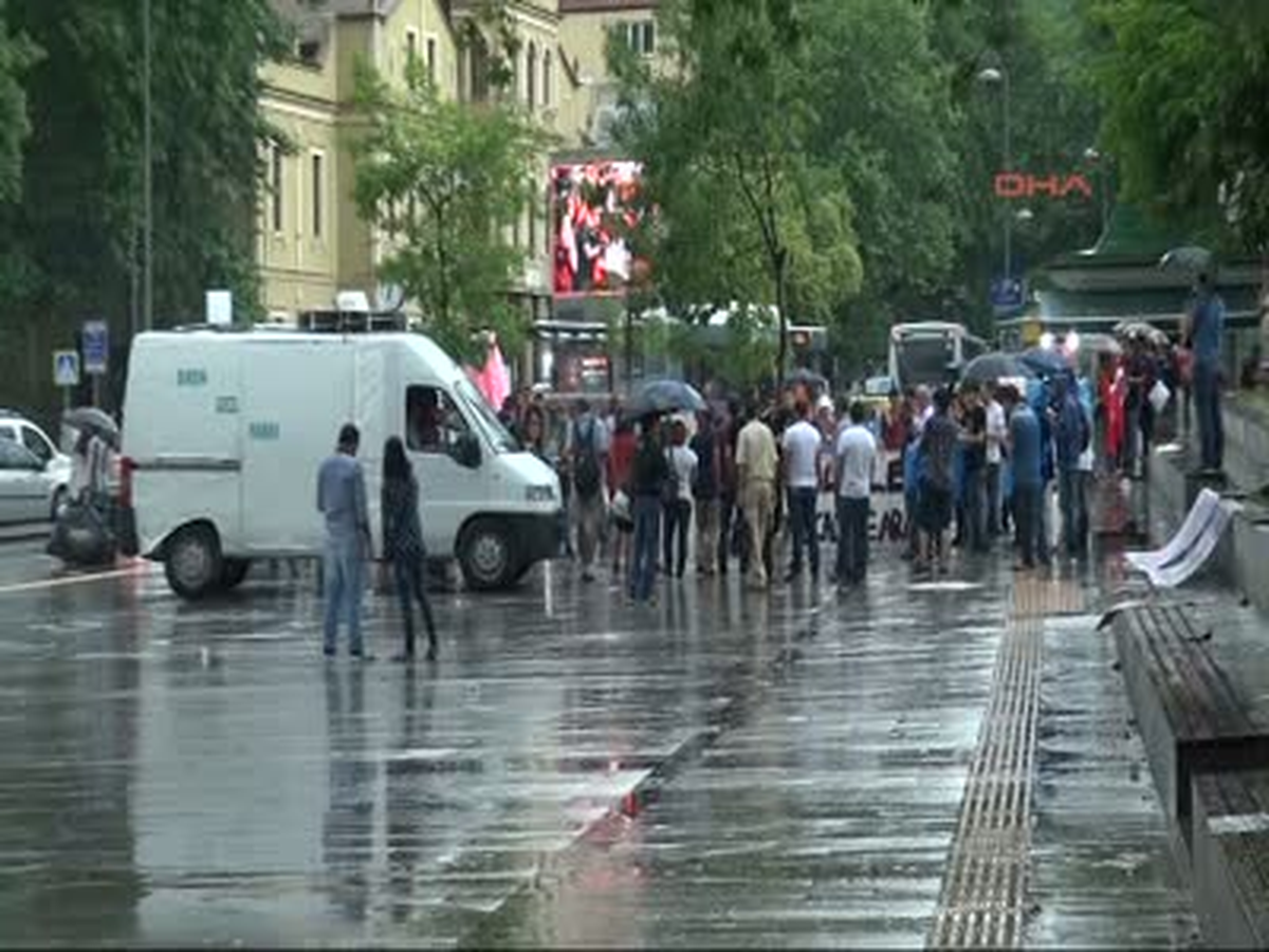 Protestolarda Kandil Simidi Dağıtıldı