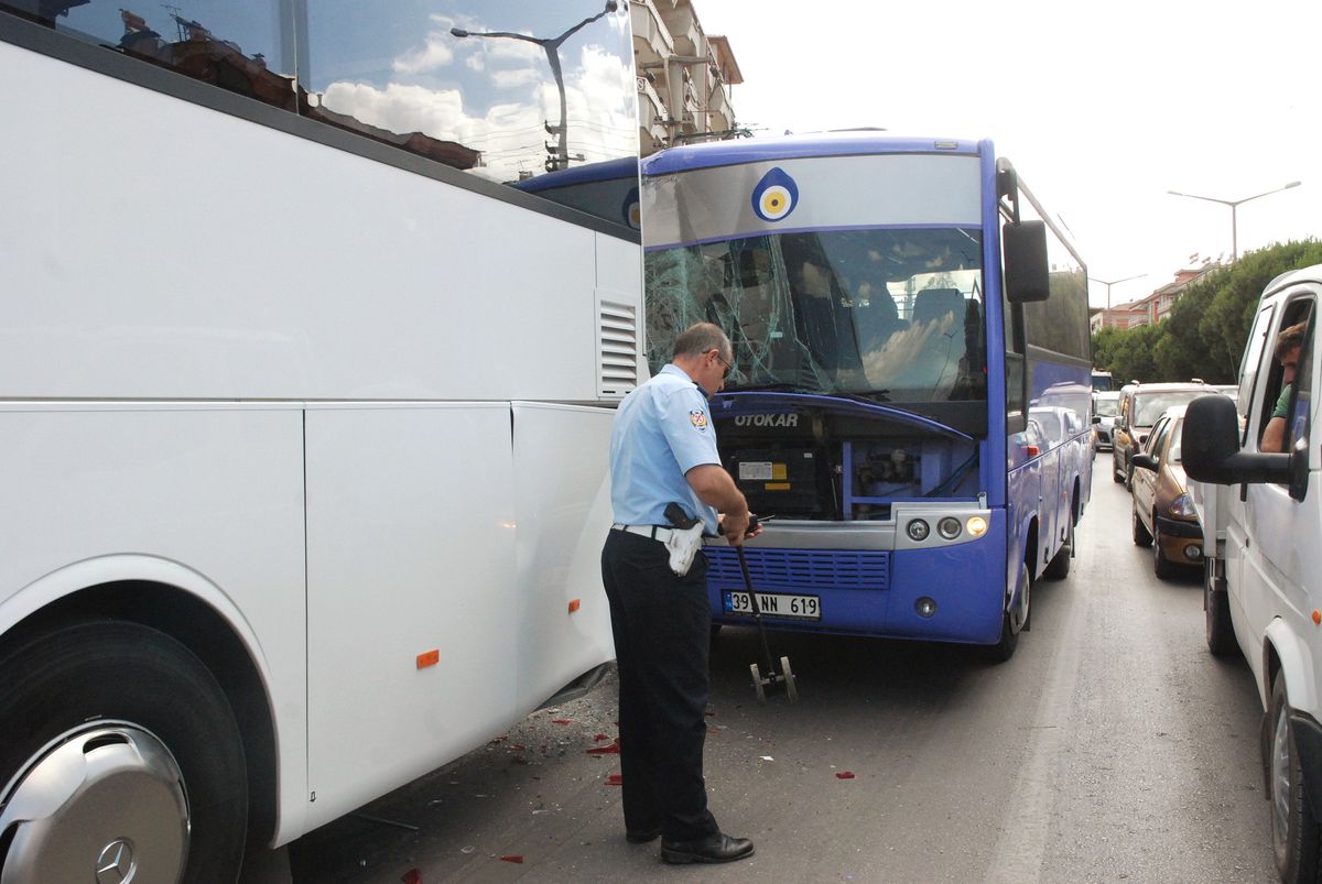 Denizli\'de Öğrenci Minibüsü Kaza Yaptı: 10 Yaralı