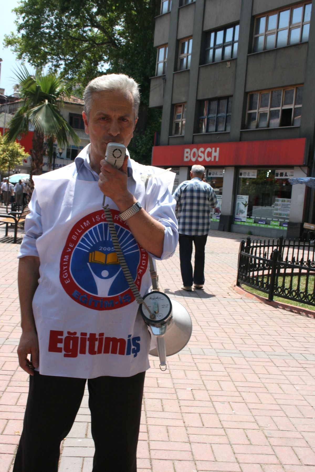 Eğitim İş Eyleminde Megafon Azizliği