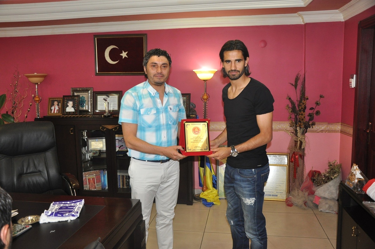 Fenerbahçeli Milli Futbolcu Abisinin Kulübü Sandıklıspor\'u Ziyaret Etti