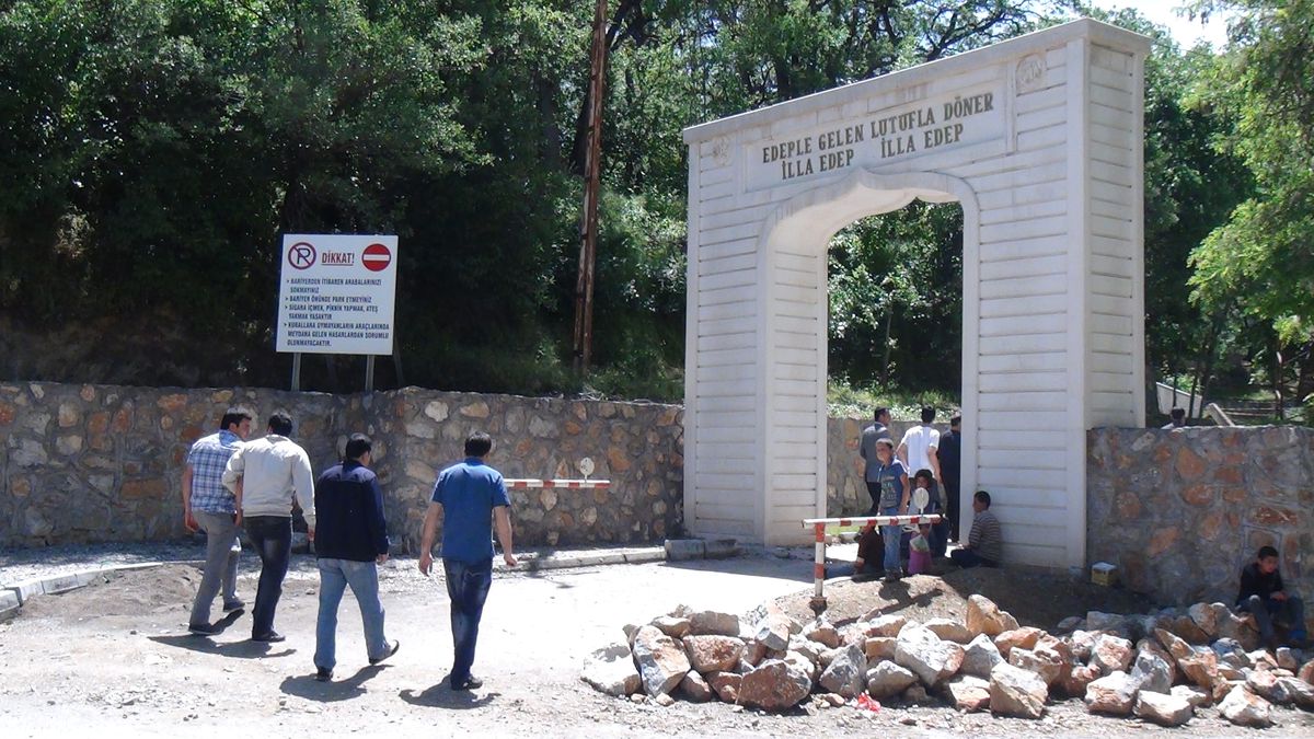 Gavs-İ Hizan'i Es Seyyyid Sibğetullah Arvasi Hazretlerinin Türbesi Ziyaretçi Akınına Uğruyor