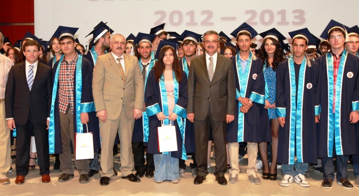 Gebze Anadolu Lisesi'nde Mezuniyet Sevinci