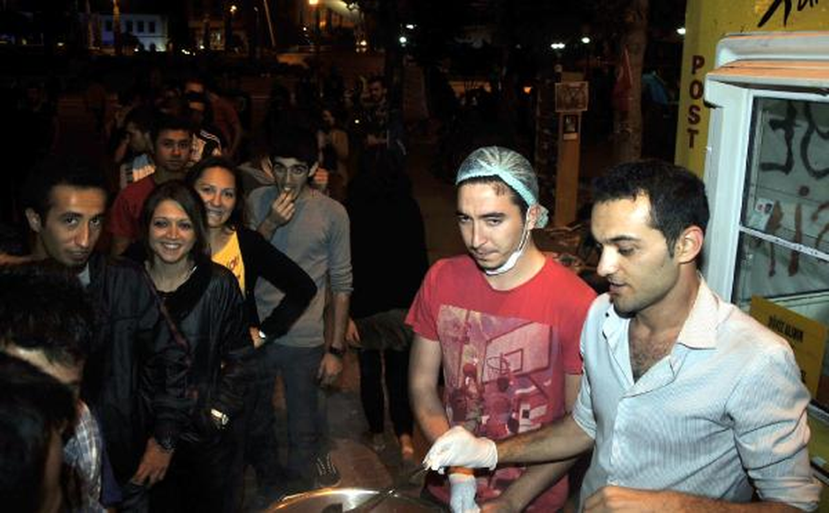 \'Gezi\' Eylemcilerine Belediyeden Sıcak Çorba