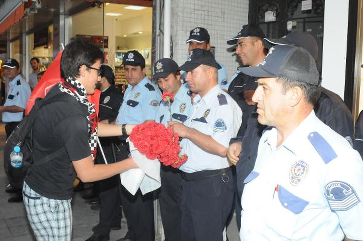 Gezi Parkı Protestosunda Polise Çiçek