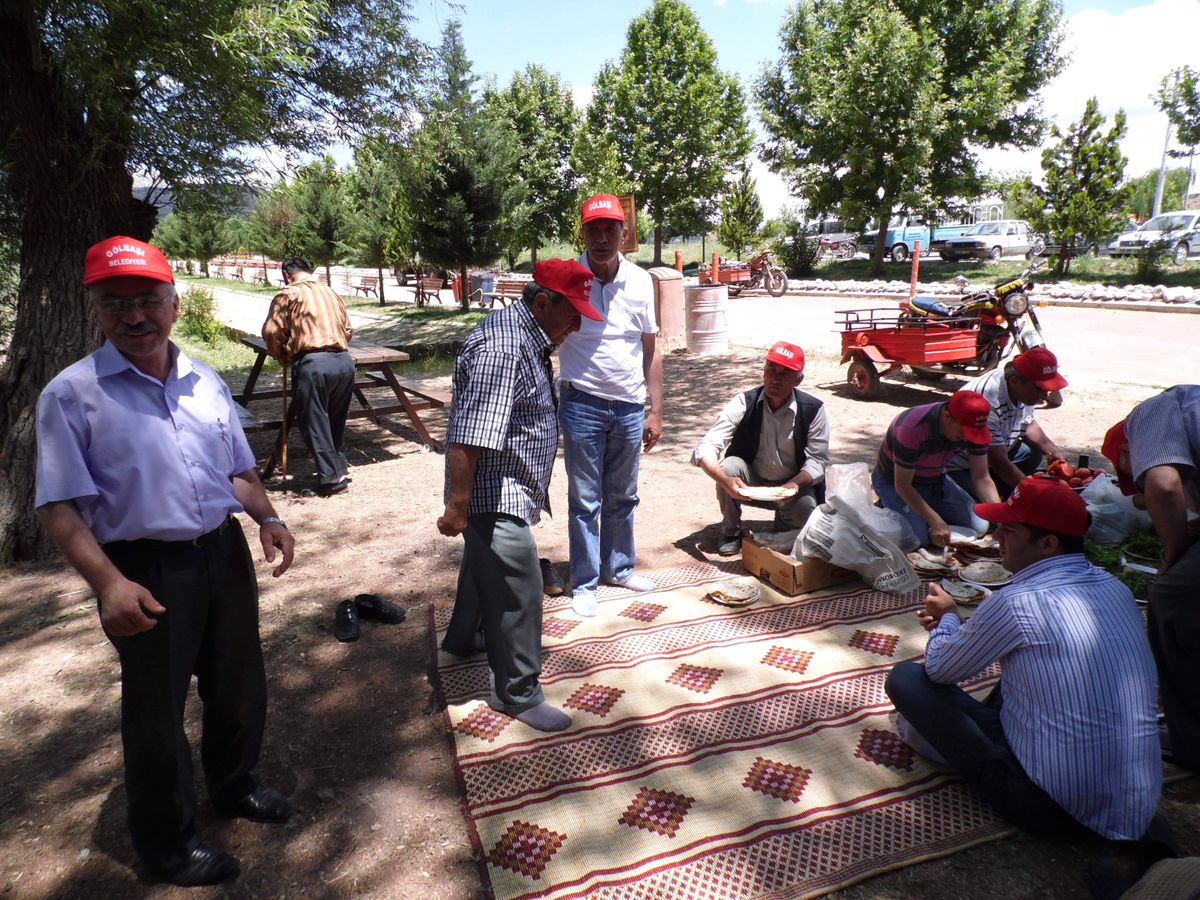 Gölbaşı Belediye Başkanı Personelleri ile Doğa Parkını Temizledi