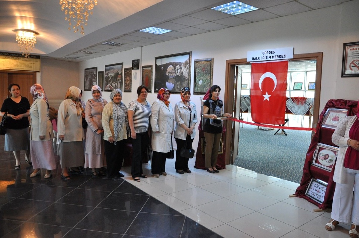 Gördes Halk Eğitimi Merkezi Yıl Sonu Sergisi Açtı