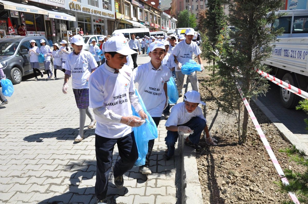 Hakkari\'de Temizlik Yürüyüşü