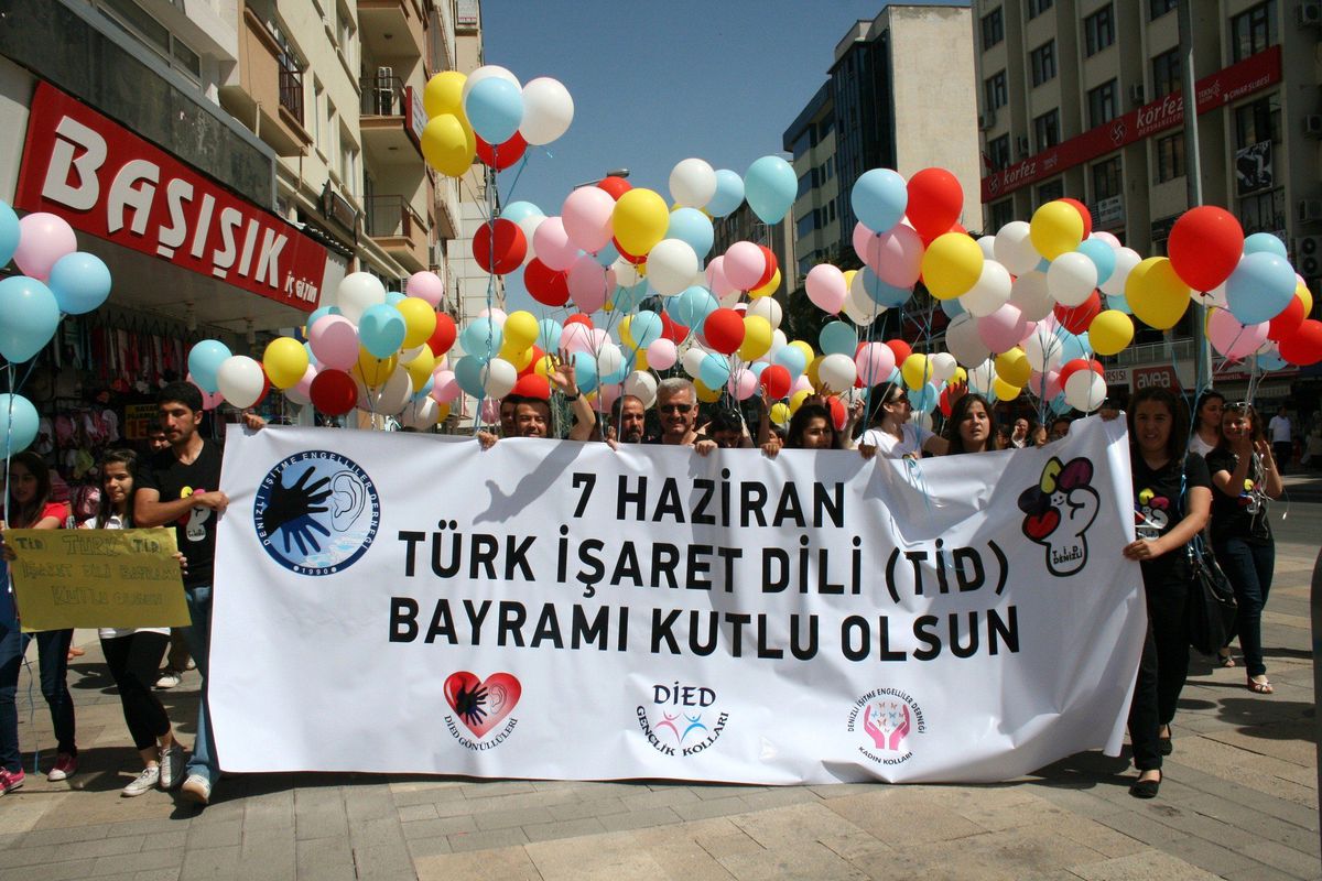 İşitme Engellilerden İşaret Diliyle Kutlama