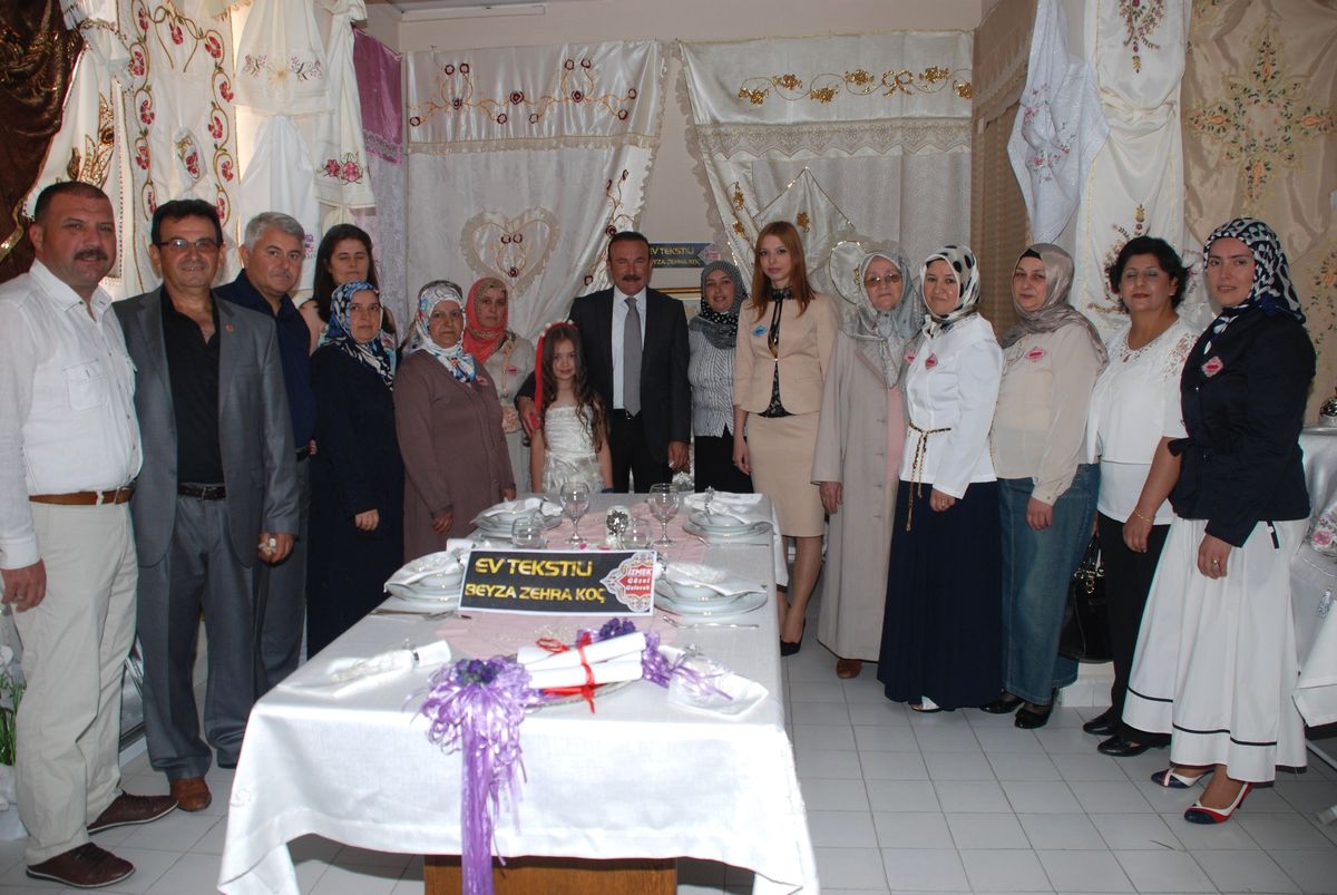 İzmek Sergileri Ardı Ardına Açılıyor