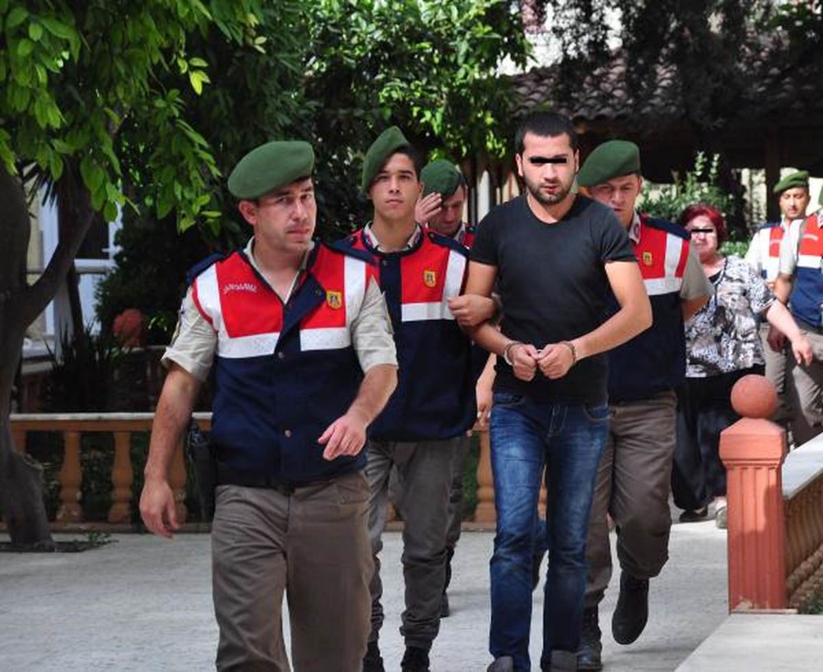 İzmir\'de 80 Kilo Esrar Ele Geçirildi, 7 Kişi Tutuklandı