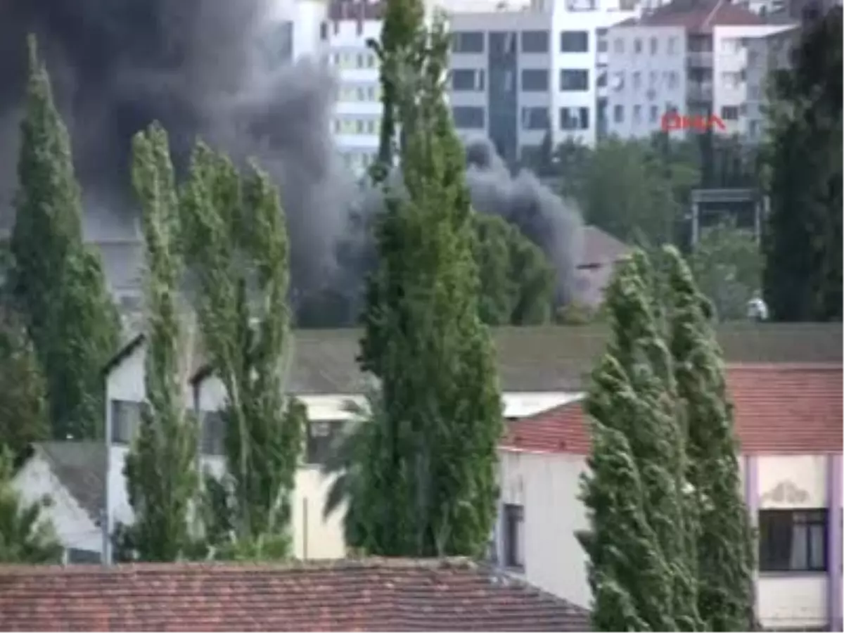 İzmir\'de Hurdalık Yangını Korkuttu