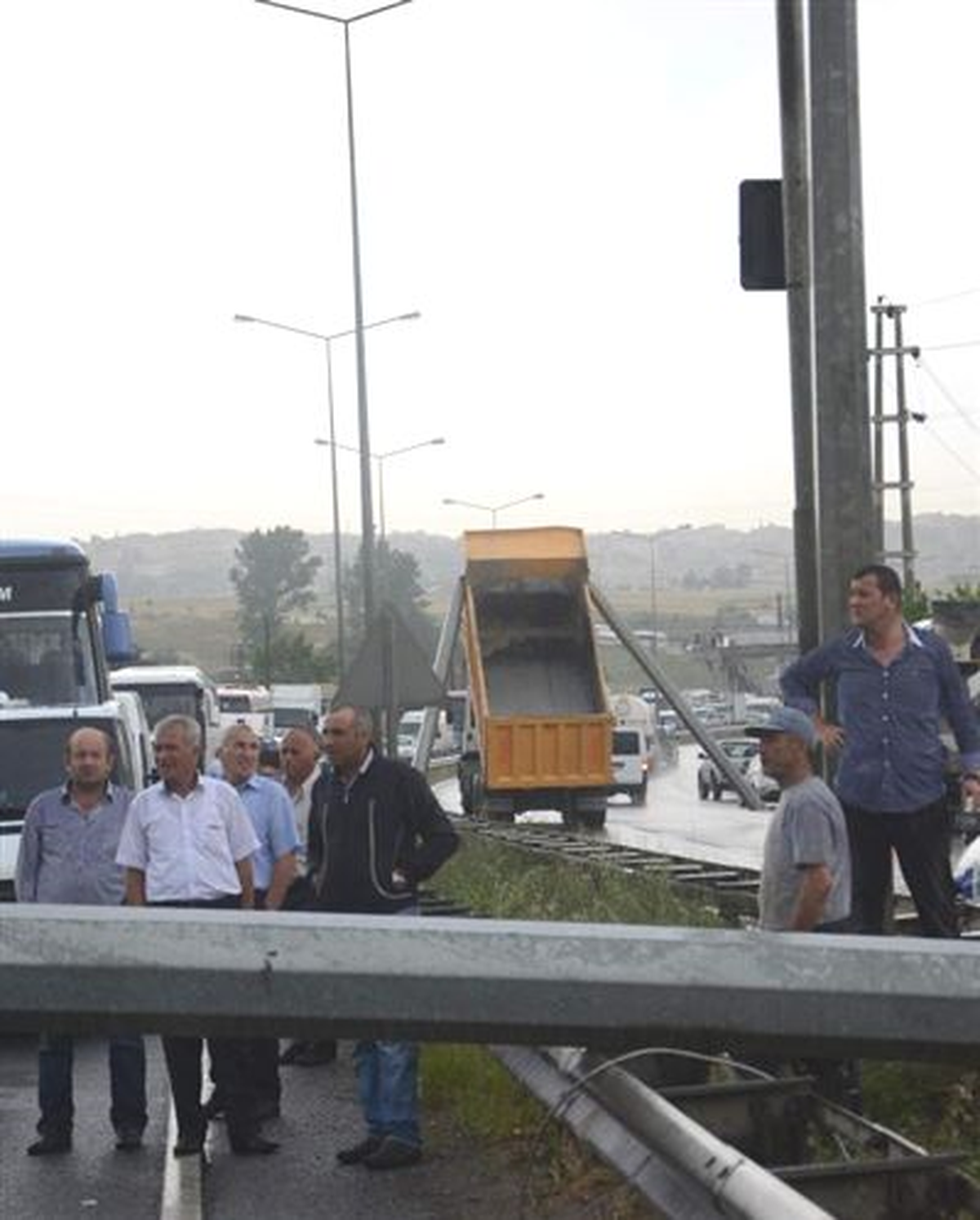 Kamyon Mobese Direğini Devirdi