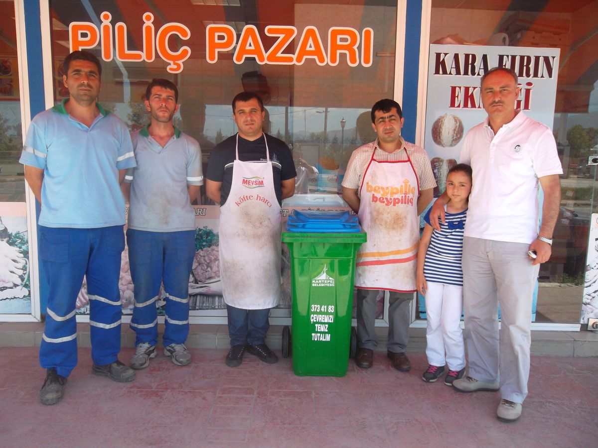 Kartepe\'de Çöp Konteyneri Dağıtıldı