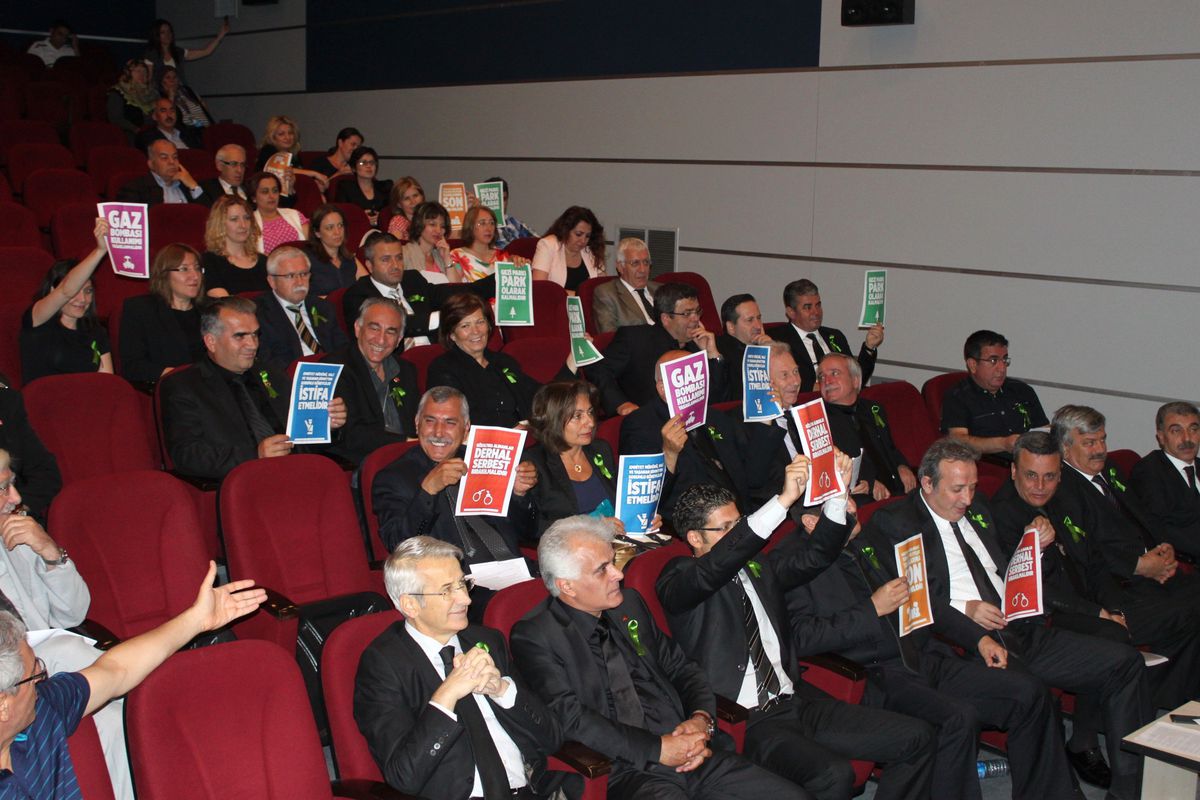 Meclis Toplantısına Protesto Damgasını Vurdu