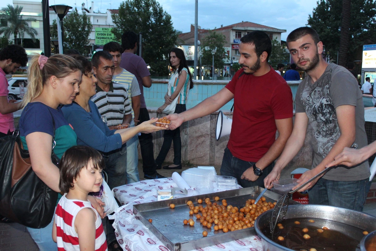 Nazilli\'de Eylemcilerden Lokma İkramı