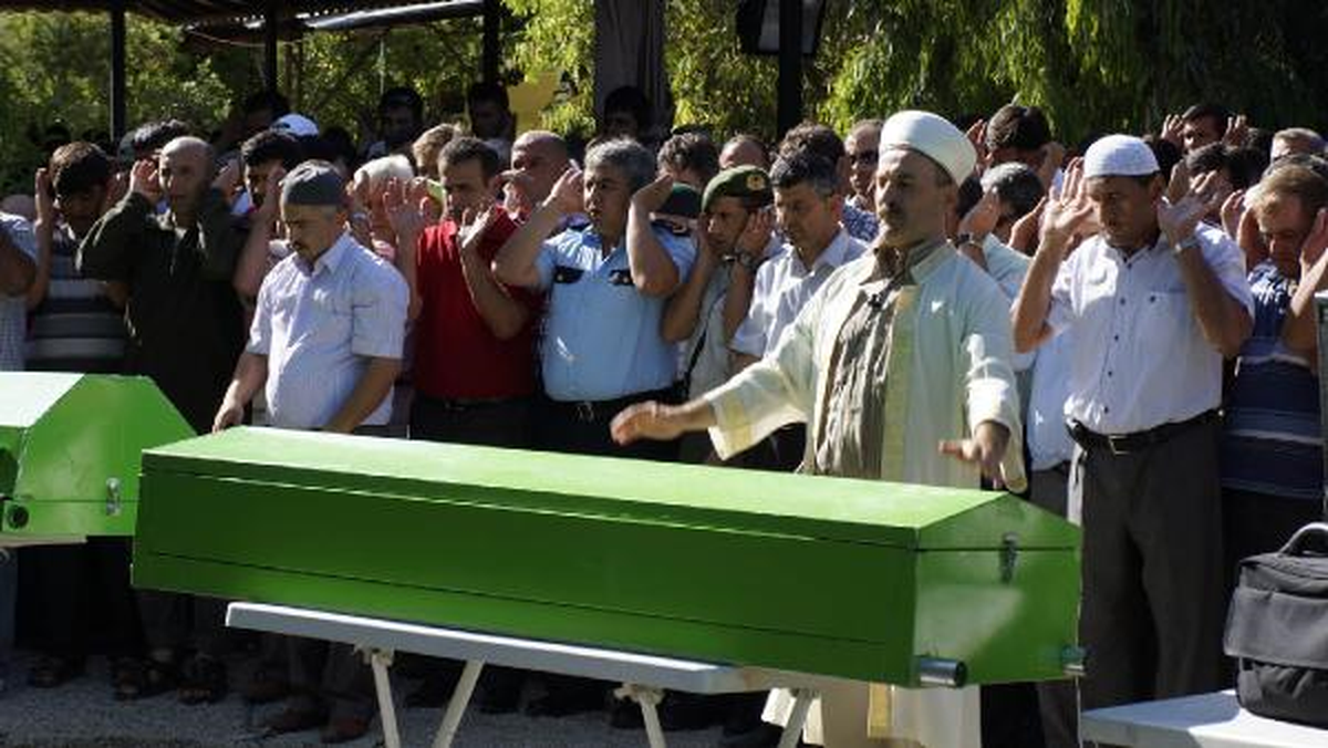 Ova Belediye Başkanının Kardeşleri Toprağa Verildi