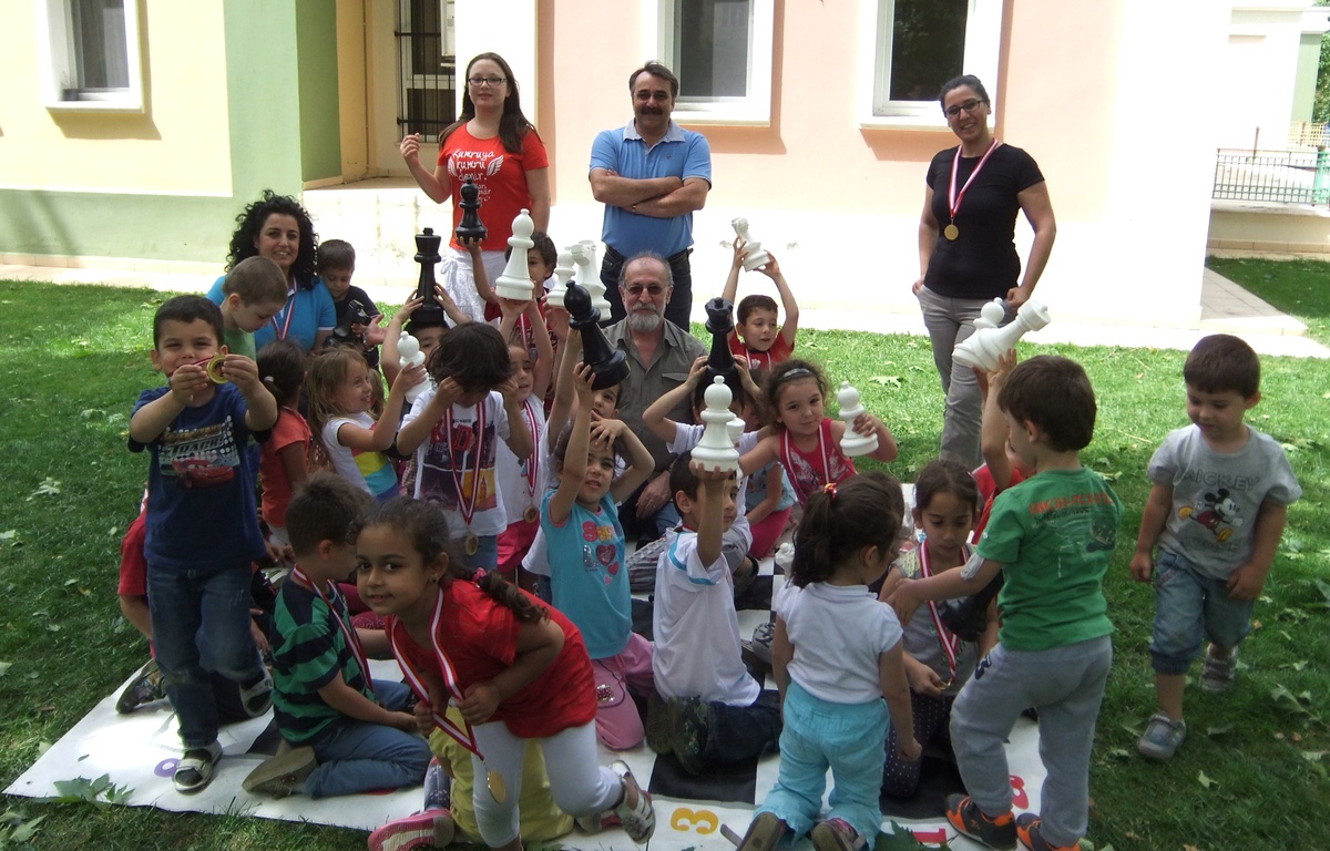 Selçuk\'ta Satranç Öğrenen Miniklere Madalya Verildi