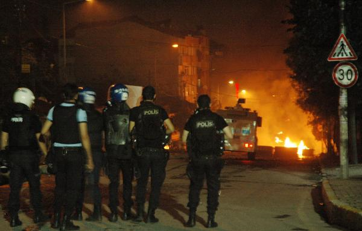 Sultangazi\'de Ateş Yakan Gruba Polis Müdahale Etti