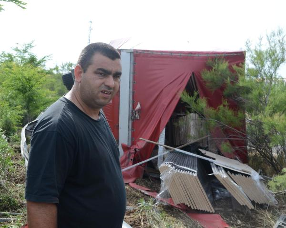 Sürücü Uyukladı, Tır Bariyerlere Çarptı