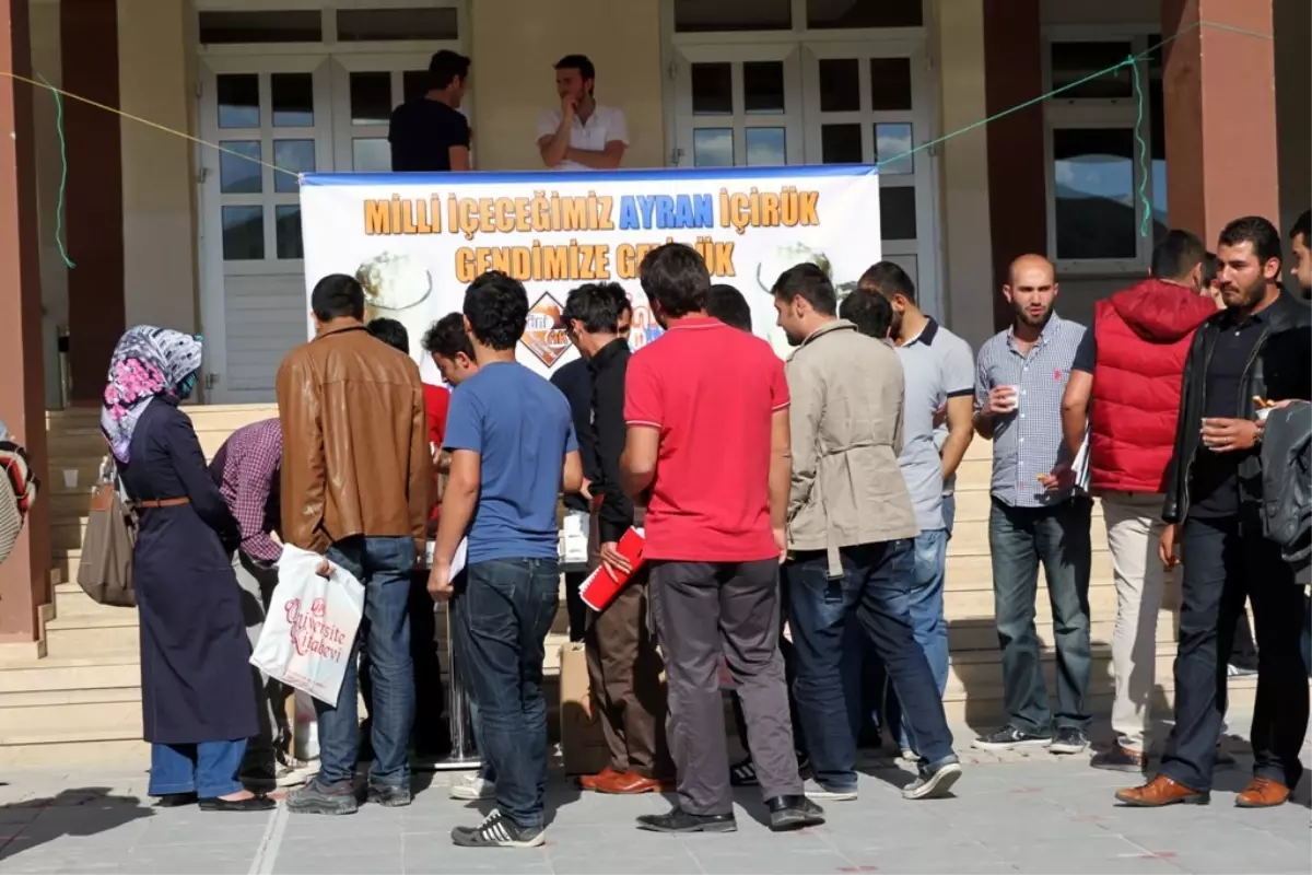 Üniaktif Liderler Kulübü Öğrencileri Ayran ve Kandil Simidi Dağıttı