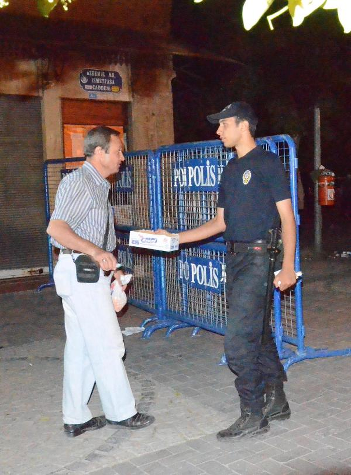 Uşak\'ta Polisten Kandil Çikolatası