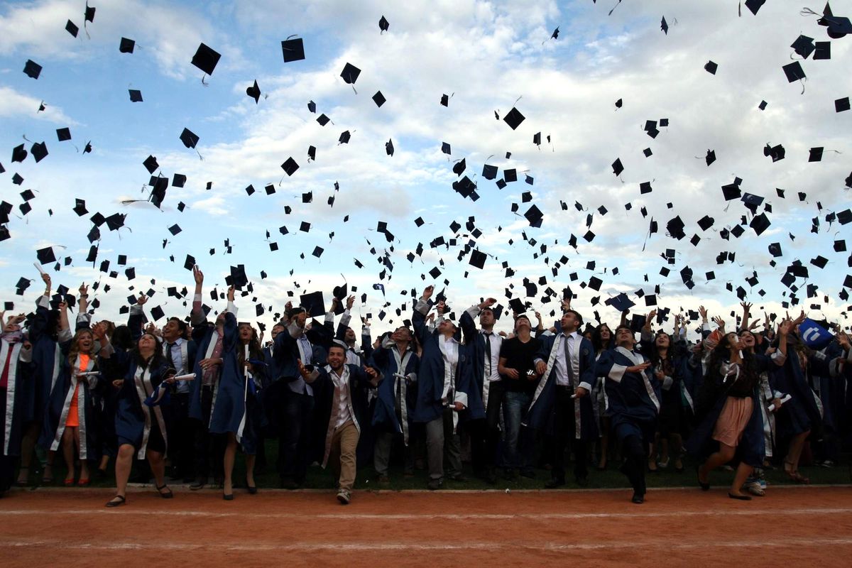 Uşak Üniversitesi\'nde Mezuniyet Coşkusu