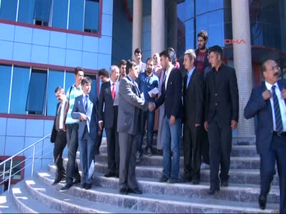 Van YÖK Başkanı Van Kedilerini Sevemedi
