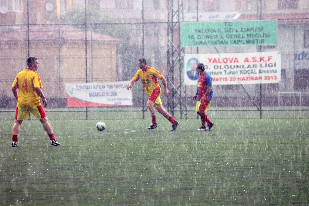 Yalova\'da Bir Anda Bastıran Dolu Sporculara Zor Anlar Yaşattı
