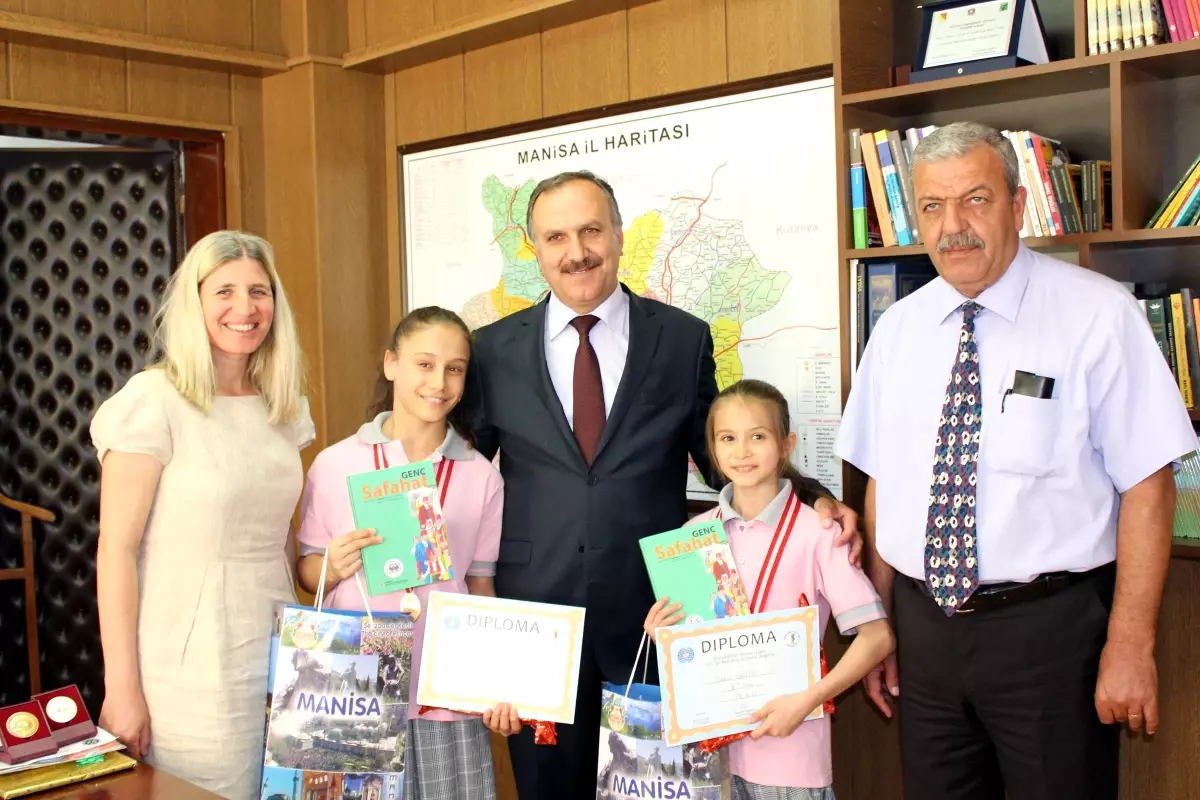 Altınsoy, Ülkem Koleji ve Gazi İlkokulu\'na Ödüllerini Verdi